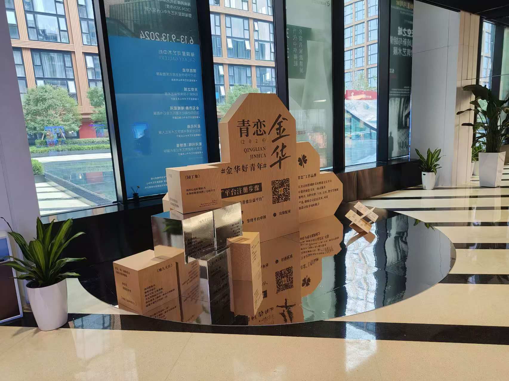 某商场美陈布置 - 牛皮纸美陈2.jpg