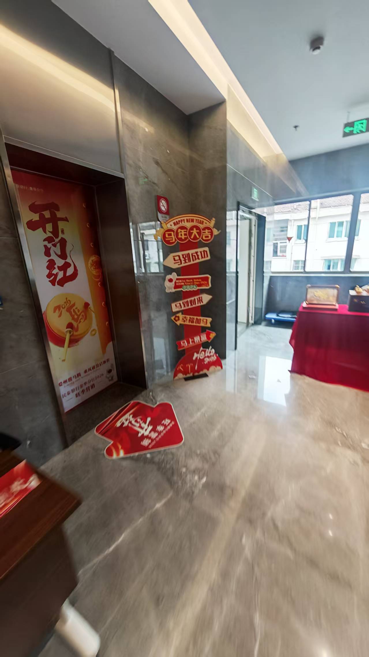 某银行美陈布置 - 电梯.jpg